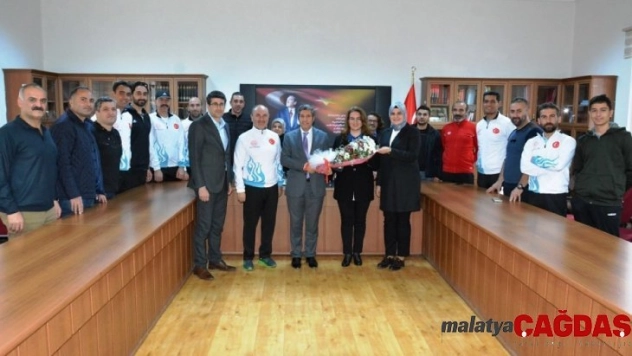 Türkiye Şampiyonasına katılan öğretmenlere çiçek