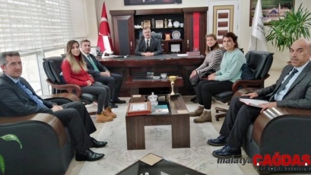 Türkiye üçüncüsü olan öğretmenlere başarı belgesi