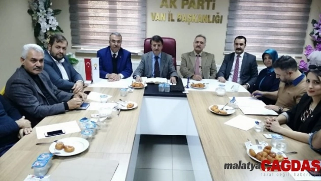 Türkmenoğlu'ndan görevi bırakan ilçe başkanlarına teşekkür