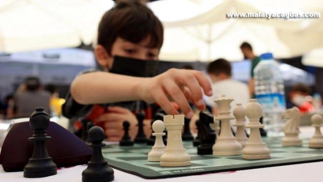 Turnuva başladı, satranç heyecanı sürüyor