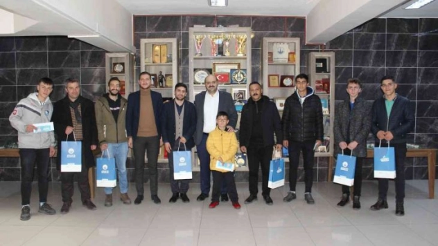 Turnuva ödüllerini Başkan Orhan verdi