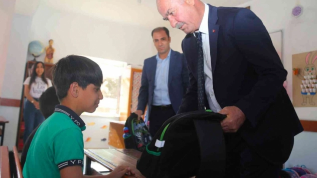 Tuşba Belediyesinden öğrencilere kırtasiye desteği