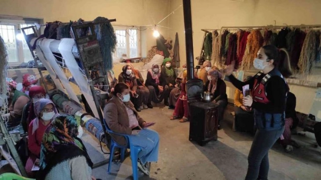 Tutlu kadınlara KADES anlatıldı