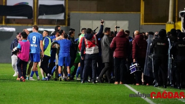 Tuzlaspor - Galatasaray maçının ardından saha karıştı