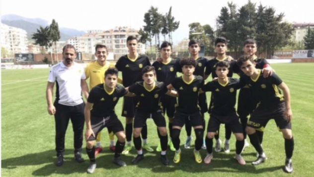 U17 takımı ligde kalma yarışında yara aldı