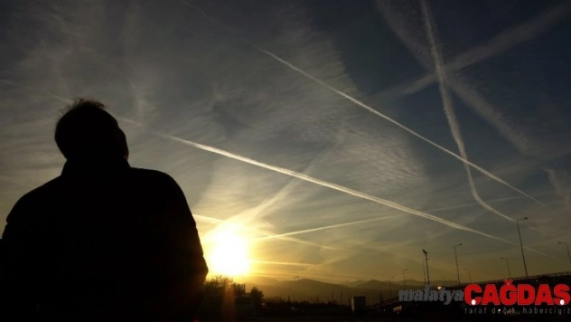 Uçak izleri ve güneşin batışı görsel şölen oluşturdu