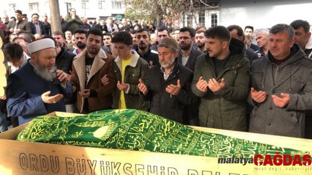 Uçakta rahatsızlanarak hayatını kaybeden genç son yolculuğuna uğurlandı