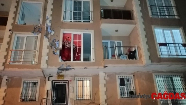 Uçan çatı karşı apartmana ok gibi saplandı