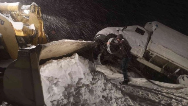 Uçurumda asılı kalan minibüs kurtarıldı