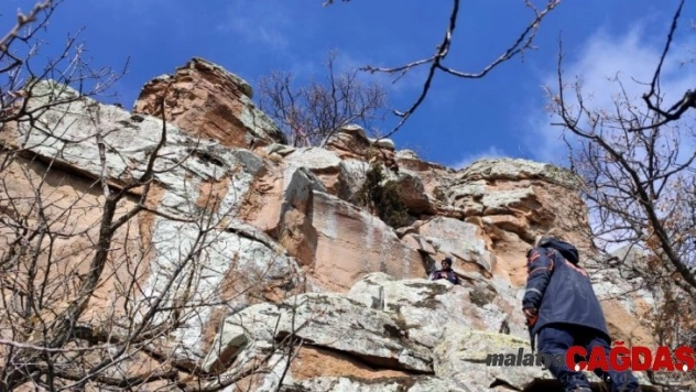 Uçurumda mahsur kalan 15 keçi, 12 saatte kurtarıldı