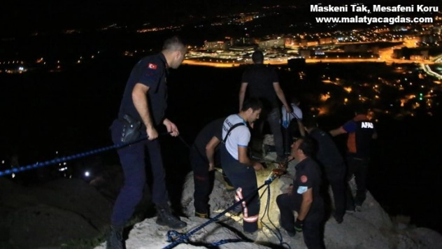 Uçurumun eşiğinde mahsur kalan kadın için film sahnelerini aratmayan kurtarma operasyonu