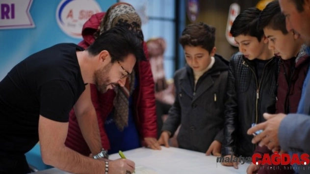 Uğur Arslan, Nevşehir'de kitap fuarına katıldı