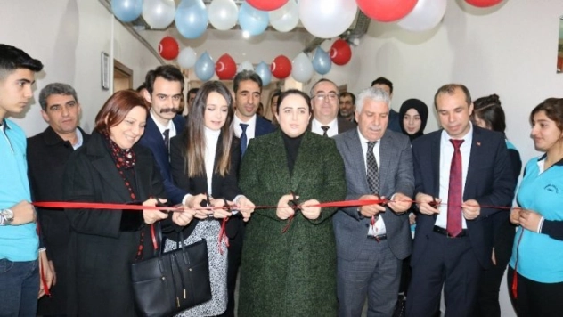 Uğurlu öğrenciler ve veliler köy okulunun kütüphanesini kurdu