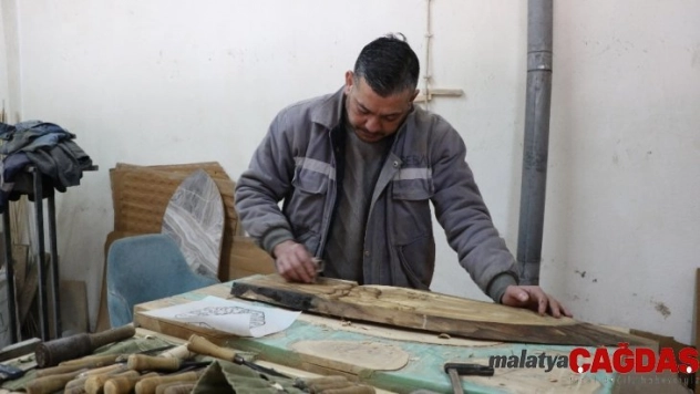 Ülkesindeki karışıklıktan kaçan Muhammed mesleğini Türkiye'de yapıyor