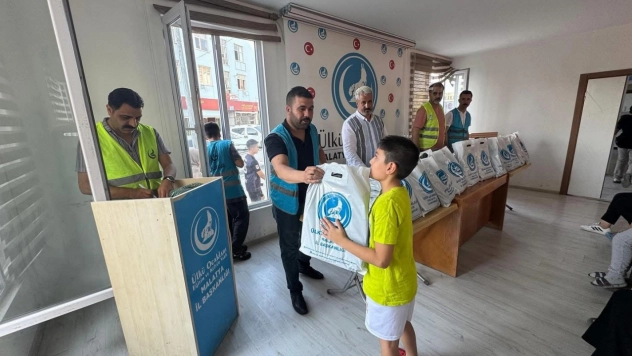 Ülkü Ocakları'ndan Kırtasiye Seferberliği