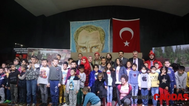 Ülkü Ocakları, Saray Çocuk Evleri Sitesi'nde tiyatro sahneledi