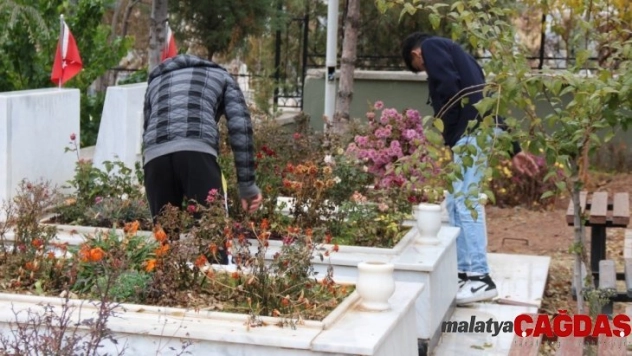 Ülkü ocakları şehitler için yürüyüp şehitliği temizledi