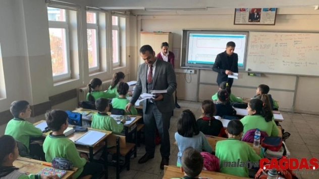 Ülkü Ocakları tarafından öğrencilere Dede Korkut ve Kutadgu Bilig kitapları dağıtıldı