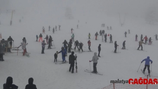 Uludağ'a binlerce yerli ve yabancı turist akın etti
