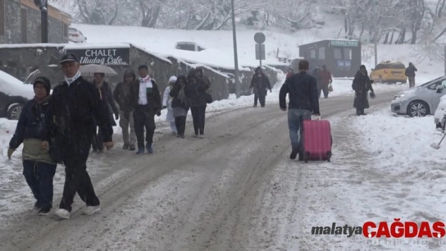 Uludağ'da kar yağışı başladı, otellerde yer bulmak neredeyse imkansız