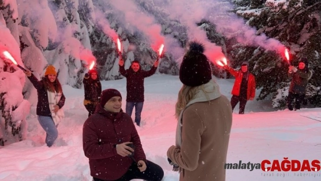 Uludağ'da karlar altında meşaleli muhteşem evlilik teklifi
