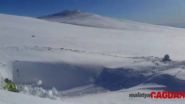Uludağ'da kayıp iki dağcının sığınabileceği mağarada kazı çalışması başlatıldı