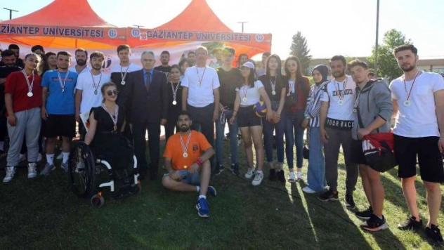 Uluslararası gençlik festivalinde dereceye giren sporculara ödül