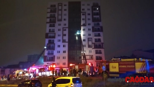 Ümraniye'de 12 katlı binanın trafosunda çıkan yangın paniğe neden oldu