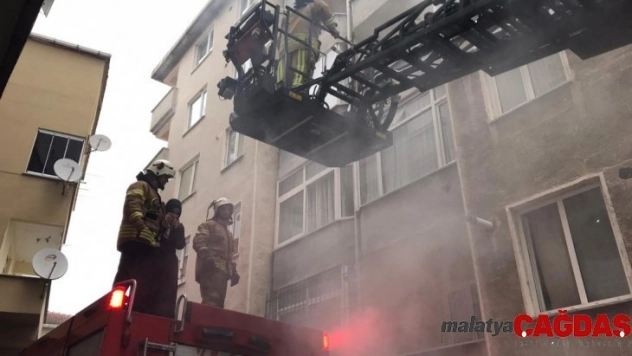 Ümraniye'de apartmanda çıkan yangında can pazarı