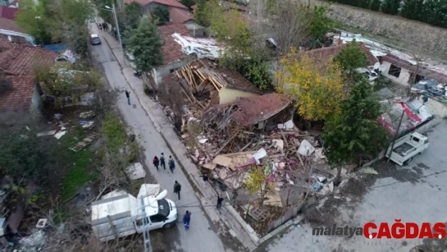 Ümraniye'de dere yatağındaki gecekondular yıkıldı