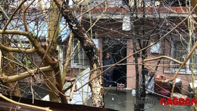 Ümraniye'de sağanak yağış nedeniyle evi su bastı