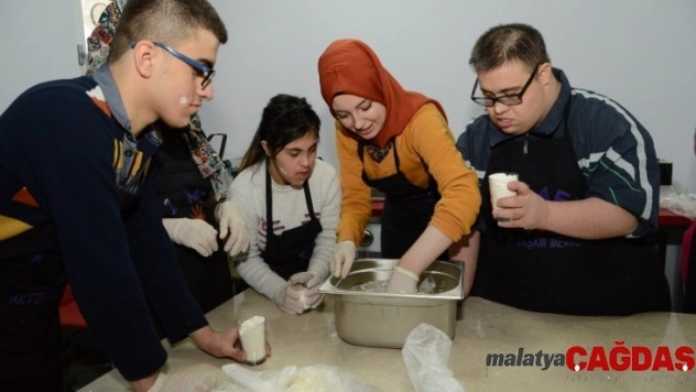 Üniversite öğrencileri engellilerle bir araya geldi