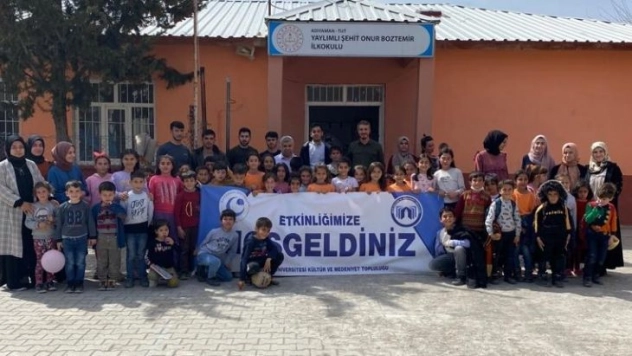 Üniversite öğrencileri köy okulunda kütüphane açtı