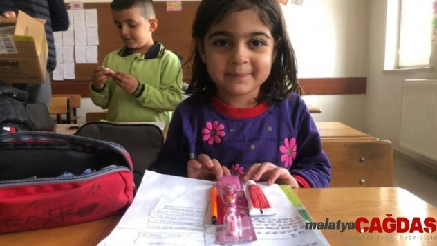 Üniversite öğrencilerinden ilköğretim öğrencilerine diş macunu ve fırça