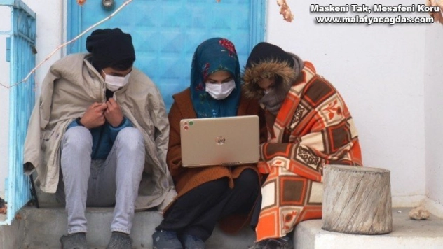 Üniversite öğrencilerinin canlı ders imtihanı