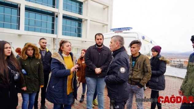 Üniversitede köpeklerin toplatılacağını duyan öğrenciler rektörlük binasını sardı