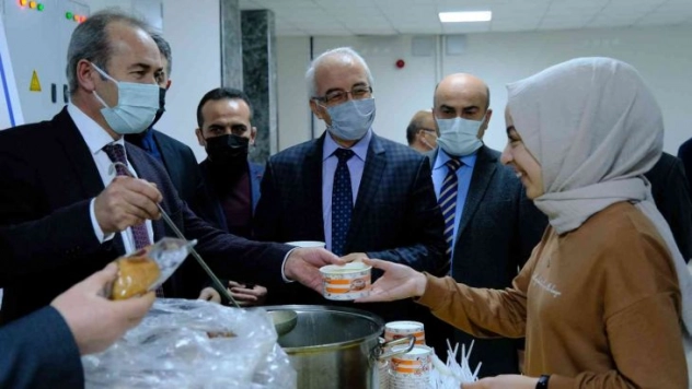 Üniversiteden sınav haftasındaki öğrencilere ısıtan jest