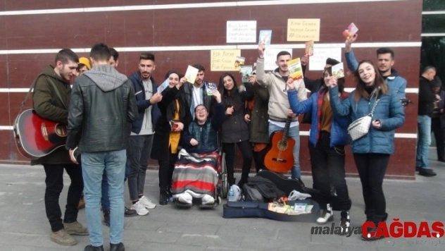 Üniversiteli gençler ilkokul öğrencileri için kitap toplama etkinliği düzenledi