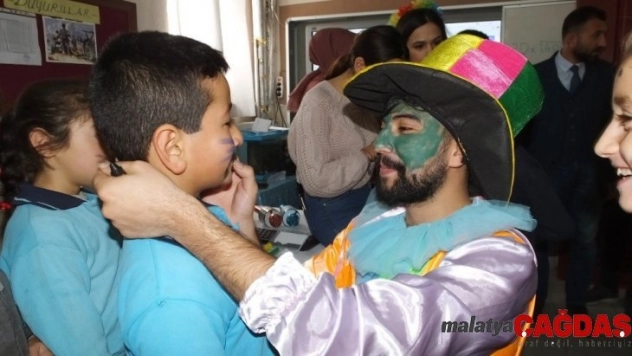 Üniversiteli gençler köy çocuklarını eğlendirdi