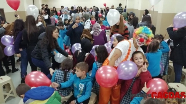 Üniversiteli gençler minik öğrencilerle buluştu