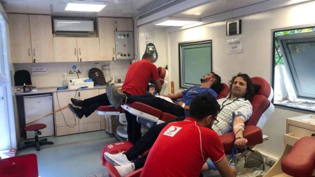 Üniversiteli gençlerden Kızılay'a kan bağışı