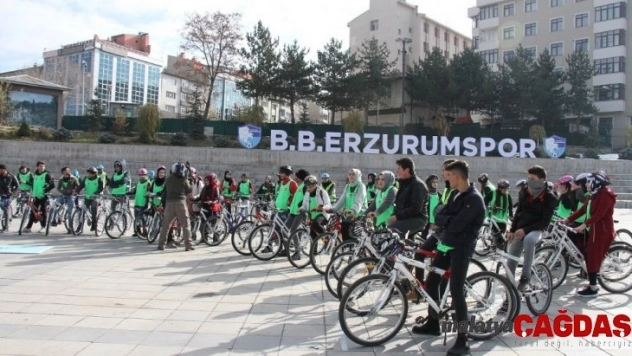 Üniversiteli öğrenciler sağlıklı nesil için pedalladılar