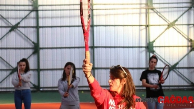 Üniversiteli öğrencilere tenis kursu