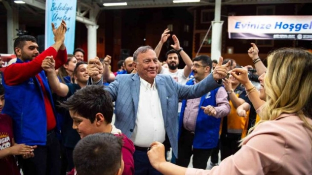 Üniversitelilerden Başkan Akay'a doğum günü sürprizi