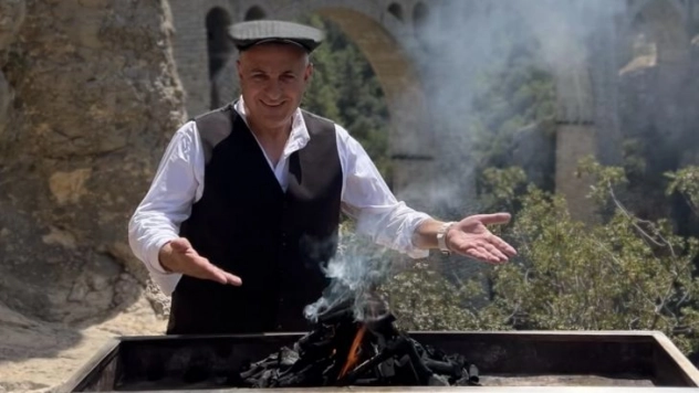 Ünlü kebapçı, 'Adana İşi'nin klibinde oynadı