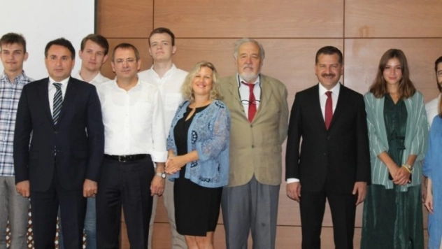 Ünlü Tarihçi İlber Ortaylı, Rus öğrencilere Osmanlıca öğretiyor