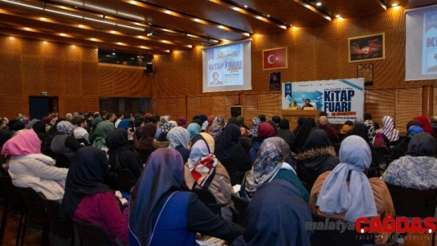 Ünlü yazarlar okurlarıyla buluştu