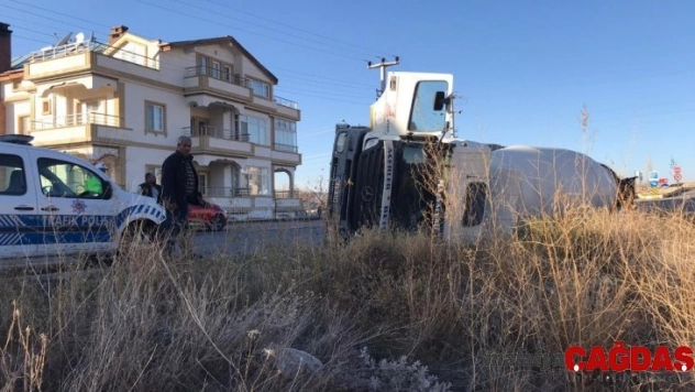 Ürgüp'te beton mikseri yan yattı