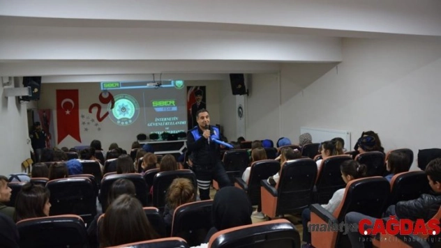 Uşak polisinden 'Sanal Dünyada Güvende Miyiz' semineri