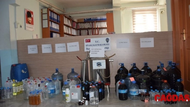 Uşak'ta kaçak alkol operasyonunda 4 gözaltı
